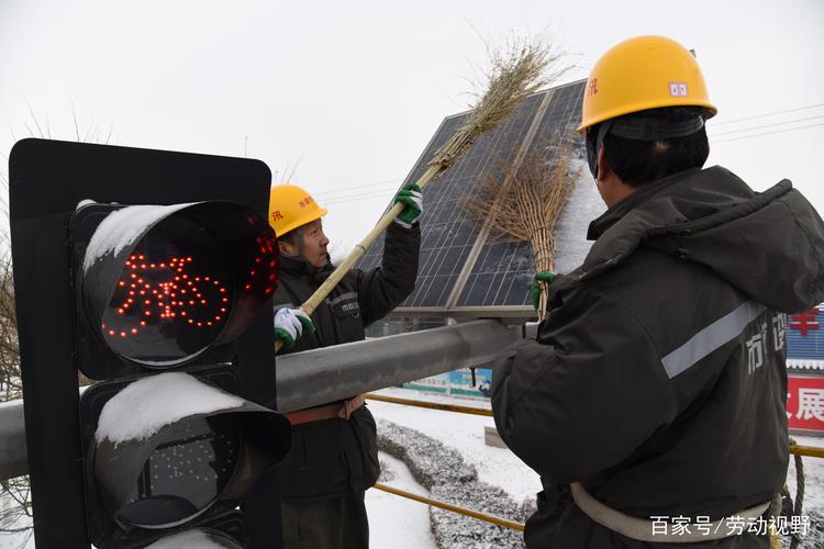 图为北京顺政市政设施管理的职工,正在认真地清扫积雪,确保